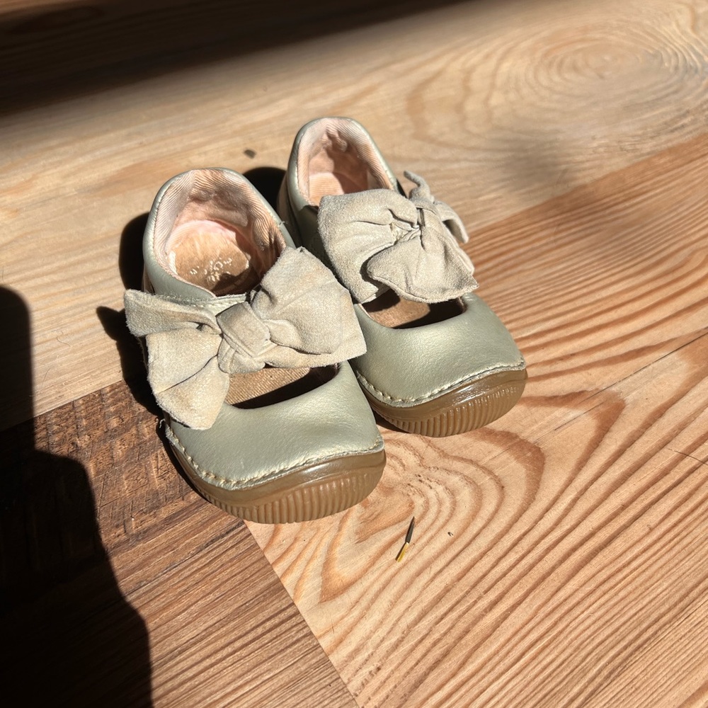 Stride Rite Bow Shoes Size 5M